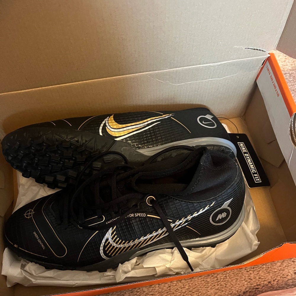 NEVER BEEN WORN: Soccer cleats: Superfly 8 Academy TF